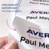 Bildet viser en nærbilde av en etikett laget av høy-kvalitets acetatsilke. Den har ordet 'Avery' og navnet 'Paul Meyer', og fremhever at den sitter godt på klær.