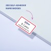 Et bilde som viser en selvklebende navnelapp fra Avery med teksten "B. Carlos" og tittelen "Markedsføringsdirektør". Pakken inneholder 200 slike navnelapper.