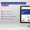 Bildet viser en dataskjerm som viser Avery Design & Print-verktøyet, med en veiledning for enkel opprettelse. Den illustrerer fire trinn: å skrive inn en programvarekode, velge et design, lage et tilpasset design og skrive ut med fletting av post.