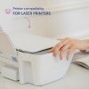Et bilde av en hånd som interagerer med en printer som er kompatibel med laserprintere, og viser frem dens design og funksjonalitet.