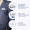 Bildet viser en person som har på seg en blazer med en navnelapp festet. Det er visuelle elementer som fremhever 10 navnelapper med magnet, en kraftig magnetfesting for å sikre navnelappene, og 48 innsatser for å designe og skrive ut tilpassede navnelapper.