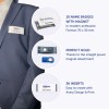 Bildet viser navneskilt med magnetfester. Det viser en person i dress som bærer et av skiltene, sammen med bilder av ulike deler av skiltet, inkludert en magnet og innsats. Teksten fremhever produktdetaljer og designens enkelhet.