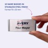 Bildet viser en hånd som holder et navneskilt i rustfritt stål. Skiltet har navnet 'Paul Meyer' og logoen til 'Avery'. Det indikerer at produktet inneholder 10 navneskilt med dimensjonene 70 x 30 mm.