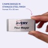 Bildet viser en person som holder et navneskilt med teksten 'Avery Paul Meyer.' Det indikerer at produktet er et sett med fem navneskilt i en rustfritt stål finish, med målene 70 x 30 mm.