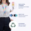 Bildet viser en fargerik rem eller lanyard med en svivel metallkarabinkrok, en sikkerhetsklemme, og fremhever det bærekraftige materialet laget av resirkulerte PET-plastflasker.