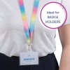 Bildet viser en person som har på seg en fargerik lanyard med et skilt der det står 'Melina Dopper, Designer.' Lanyarden går fra rosa til gul til blå, og det er en snakkeboble der det står 'Ideell for SKILTHOLDERE.'