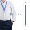 Bildet viser en person som har på seg en hvit skjorte med en blå nøkkelbånd rundt halsen, som har en klips i enden. Nøkkelbåndet måler 44 cm i lengde og 2 cm i bredde.