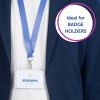 Bildet viser en person med en marineblå blazer og en hvit skjorte, med en blå snor som holder et navneskilt som lyder 'MELVIN DOPPER, Designer'. Det er også en sirkulær grafikk som sier 'Ideell for MERKEHOLERE'.