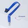Bildet viser en blå lanyard med en klemme festet, liggende på en lys overflate. Det er en etikett som angir '10 lanyards'.
