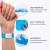 Bildet viser blå armbånd laget av rivebestandig Tyvek, og fremhever egenskaper som vanntett materiale, letthet å skrive med en permanent merkepenn, og en bulkmengde på 500 armbånd.