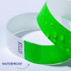 Bildet viser to armbånd; det ene er lysegrønt med vanndråper på, mens det andre er hvitt med et teksturert design. Ordet 'WATERPROOF' er plassert ved siden av armbåndene, noe som antyder at det grønne armbåndet er vanntett.