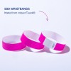 Bildet viser tre rosa Tyvek-armbånd med tekst som indikerer at det er laget 500 enheter av robust Tyvek.