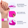 Bildet viser rosa armbånd laget av rivefast Tyvek®, som fremhever deres holdbarhet og funksjoner som å være lett å skrive på og vanntett. Det påpekes at pakken inneholder 500 armbånd.