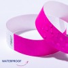Bildet viser to rosa vanntette armbånd med vanndråper på det ene. Det formidler armbåndenes vanntette egenskaper.