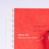 Bildet viser en rød overflate med skrivefelt. Den inkluderer en etikett som indikerer at man skal skrive på den med permanent penn, og den har tospråklig tekst: 'YOUR TEXT HERE' og 'VOTRE TEXTE ICI'.