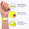 Bildet viser armbånd i sterk gul farge laget av rivesterkt Tyvek-materiale. Det fremhever funksjoner som 500 tilgjengelige armbånd, lett å skrive på med permanent marker, og vanntette egenskaper, noe som indikerer holdbarhet og motstand for bruk over flere dager.