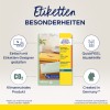 Bildet viser emballasje for Avery Zweckform klare adresseetiketter. Det fremhever funksjoner som enkel design med et nettbasert verktøy, CO2-nøytralitet, og QuickPEEL enkel fjerning. Produktet er produsert i Tyskland.