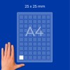Toppvisning av et A4-ark fylt med 25x25 mm kvadratiske etiketter og en hånd nederst til venstre?