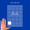 Hånd ved siden av A4-arkmockup med 45×45 mm rutenett og én hvit firkant?