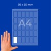Hånd ved siden av et A4-ark-diagram merket 30 x 50 mm med små rektangulære celler?