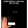 Bildet viser en etikettstørrelse på 105 x 37 mm ved siden av en hånd, med teksten 'A4' vist på en svart bakgrunn.