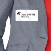 Bildet viser en person iført en grå dressjakke med et navneskilt som sier 'Julia SMITH Marketing' festet til den.