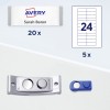 Bildet viser en navneskilt fra Avery med navnet Sarah Baron, i en mengde på 20. Det viser også et ark med 24 etiketter og et bilde av en etikettskriver, sammen med en blå etikett-holder med en magnet.