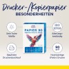 Bildet viser en produktboks for 'Drucker-/Kopierpapier' som fremhever egenskaper som svært høy hvithet, aldersbestandighet og kompatibilitet for blekk- og laserskrivere.