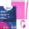 Et bilde som viser en pakke med rosa rivebestandige papirarmbånd fra Avery, med både emballasje og noen armbånd.