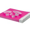 Bildet viser en bunke rosa papir med to rosa looper og en hvit kant med fliker, merket med tall.